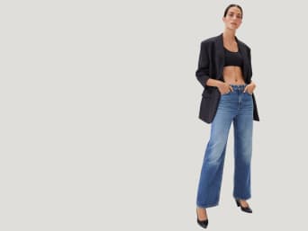 ¿Qué son los wide leg jeans?: una mujer lleva unos vaqueros anchos.