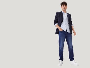 What is a straight fit? – a man wearing a pair of straight fit jeans.