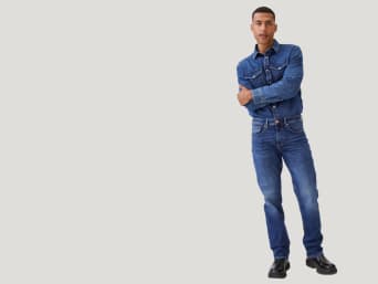 ¿Qué significa regular fit en pantalones?: un hombre lleva unos vaqueros regular fit.