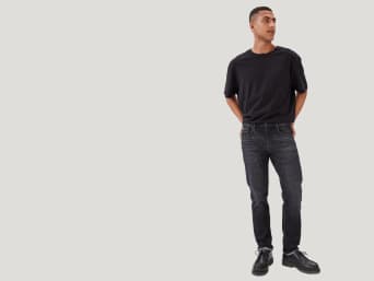 ¿Qué es el ajuste cónico? – El hombre usa jeans ajustados.