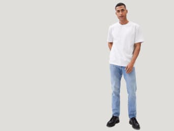 ¿Qué son los slim fit jeans?: un hombre con unos vaqueros slim fit