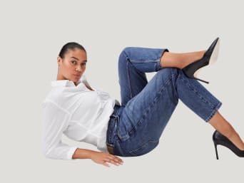Welke broek bij brede heupen? – Vrouw in een mom jeans.