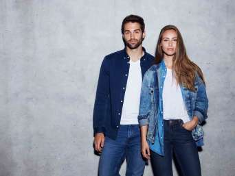 Double Denim: Junges Paar mit Jeans und Jeansjacke.