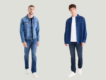 Double Denim für Männer: Männer in Jeans, T-Shirt und Jeansjacke.