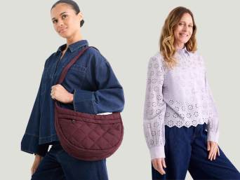 Double Denim mit Accessoires: Frauen in T-Shirt, Bluse und Jeansjacke.