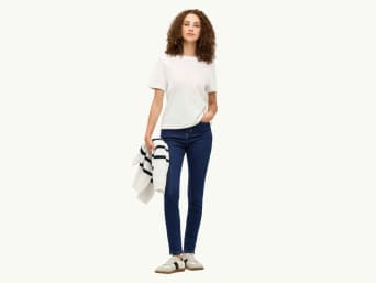 Co jsou skinny džíny – Žena má na sobě skinny džíny. Co jsou skinny džíny – Žena má na sobě skinny džíny.