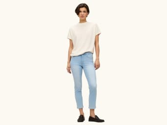 Co označují slim fit džíny – Žena ve slim džínech. Co označují slim fit džíny – Žena ve slim džínech.