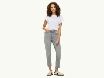 Co jsou to mom jeans – Žena má na sobě mom jeans. Co jsou to mom jeans – Žena má na sobě mom jeans.