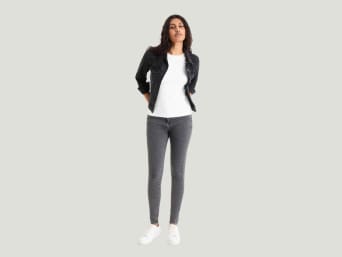 Co jsou skinny džíny – Žena má na sobě skinny džíny.