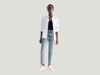 Co jsou to mom jeans – Žena má na sobě mom jeans.