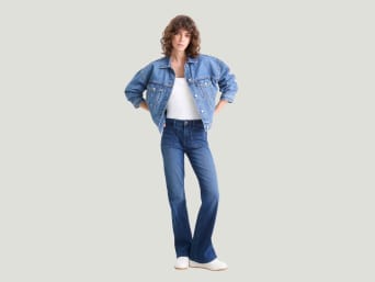 Co jsou to bootcut džíny – Žena má na sobě bootcut džíny a černé tílko.