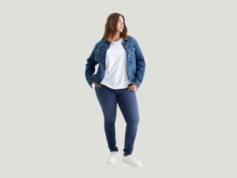 Co jsou tvarující džíny? Žena má na sobě tvarující džíny.