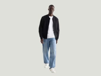 Was heißt Relaxed Fit? – Mann in einer lockeren Relaxed Jeans.