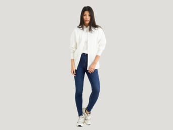 Was sind Skinny Jeans – Frau trägt eine Skinny Jeans.