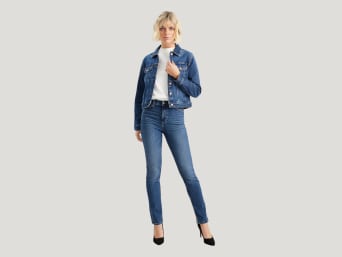 Was bedeutet Slim Fit Jeans – Frau in einer Slim Jeans.