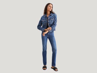 Was bedeutet Straight Jeans – Frau trägt eine Straight Jeans.