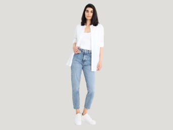 Was ist eine Mom-Jeans – Frau in einer Mom-Jeans.