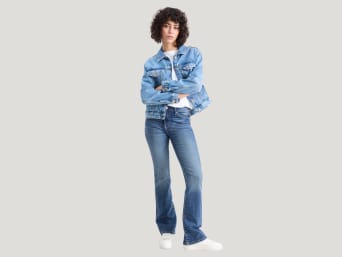 Was sind Bootcut Jeans – Frau trägt eine Bootcut-Jeans.