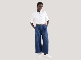Was ist eine Wide Leg Jeans – Frau in einer Wide Leg Jeans.