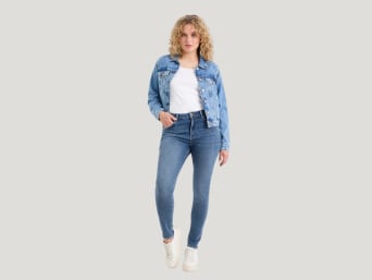 Was ist eine Shaping Jeans – Frau trägt eine Shaping Jeans.