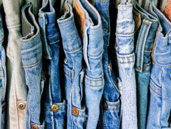 Laver et sécher un jean : conseils d’entretien pour les pantalons en denim.