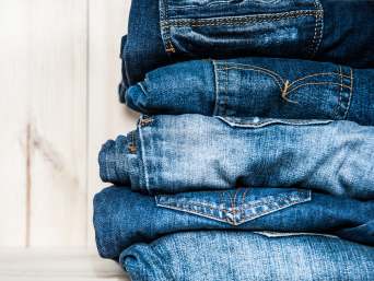 Jeans waschen – Nahaufnahme einer Jeans. Jeans waschen – Nahaufnahme einer Jeans.