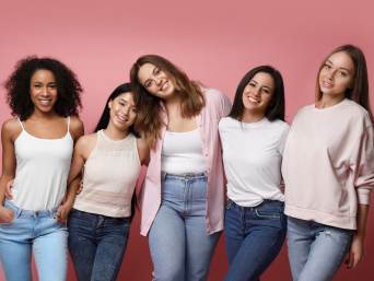 Jakie dżinsy do szerokich bioder? – kobiety w różnych modelach spodni denim.
