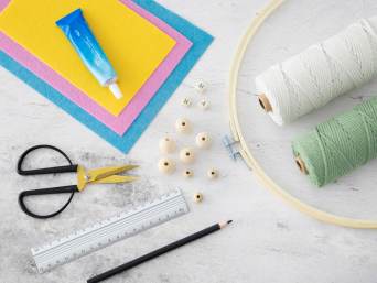 Móvil de cuna casero: materiales para elaborar un móvil de cuna DIY.