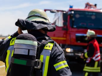 Vrijwillige brandweer opleiding: brandweer rukt uit.