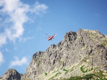 Ratownictwo górskie: ratownicy szukają poszkodowanych w górach z helikoptera.