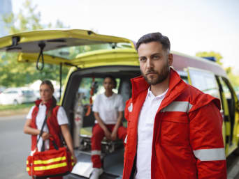 Voluntariado en emergencias: dos voluntarios con uniforme en plena acción.