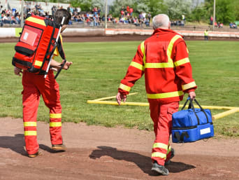 Voluntariado en servicios de emergencias: dos voluntarios prestan su ayuda en un evento deportivo.