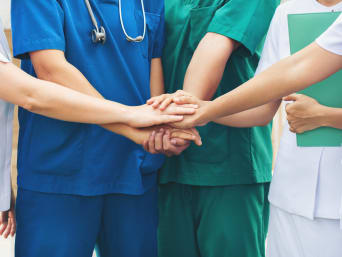 Volontariato ospedale: gruppo di volontari ospedalieri e infermieri.