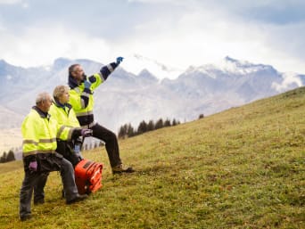 Voluntariado en emergencias y rescates: un grupo de voluntarios dando servicio de apoyo en un rescate de montaña.