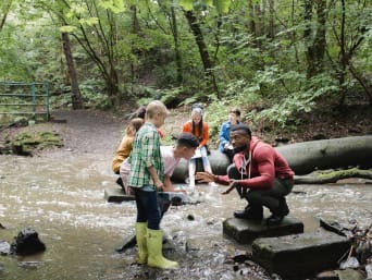 Volontariato ambiente: educazione ambientale per bambini da parte di volontari.