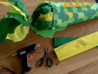 Dino Zuckertüte basteln – Dino-Schultüte mit Tüll verschließen.