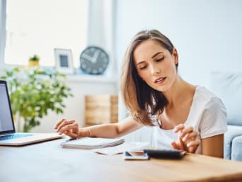 Frau verschafft sich einen Überblick über die Wohnungskosten.