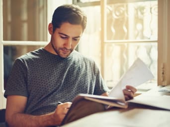 Un homme prend son temps dans la lecture et la vérification du contrat de location.