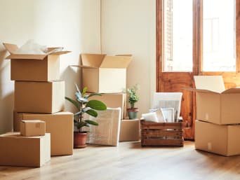 Verhuistips: Ruim de woning leeg en pak de verhuisdozen in.