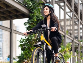 E-bikes en pedelecs: Vrouw fietst met haar pedelec door de stad.