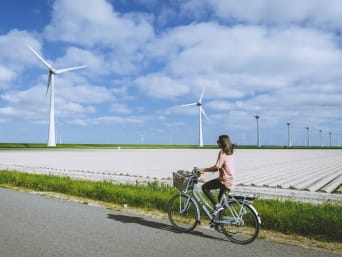 Fietsen door Flevoland – Vrouw fietst door de Noordoostpolder. Fietsen door Flevoland – Vrouw fietst door de Noordoostpolder.