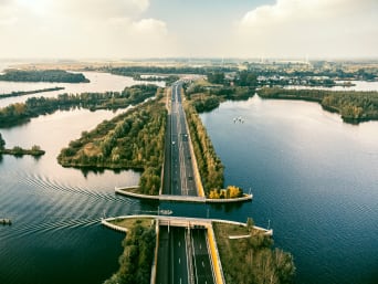 Fietsroute langs het Veluwemeer – Boot zeilt door het kanaal van het Veluwemeer over een aquaduct.