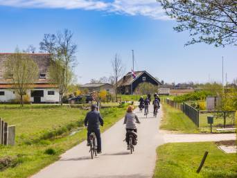 Fietsroutes Friesland: Fietsers bewegen zich door het landschap van Friesland. Fietsroutes Friesland: Fietsers bewegen zich door het landschap van Friesland.