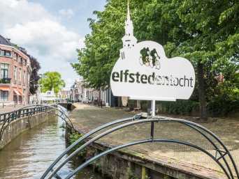 Elfstedentocht fietsen in Friesland: bordje voor fietselfstedentocht in Bolsward. Elfstedentocht fietsen in Friesland: bordje voor fietselfstedentocht in Bolsward.