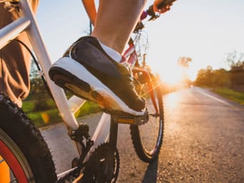 Jazda na rowerze a zdrowie – mężczyzna jedzie po drodze dla rowerów.