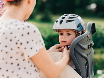 Fahrradfahren mit Baby: Kleiner Junge sitzt im Kinderfahrradsitz.