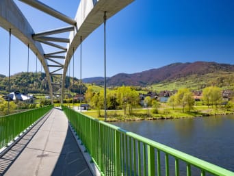 Velo Dunajec: pieszo-rowerowy most w okolicy miejscowości Zabrzeż.