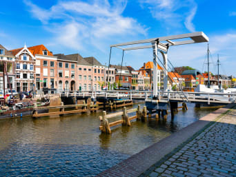 Fietsen in Zwolle – Via een brug de gracht oversteken