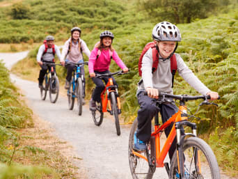 Wycieczki rowerowe z dziećmi: rodzina na wyprawie rowerowej.