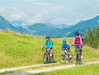 Mehrtägige Velotour mit Kindern: Mutter macht eine Radtour mit ihren Kindern in den Bergen